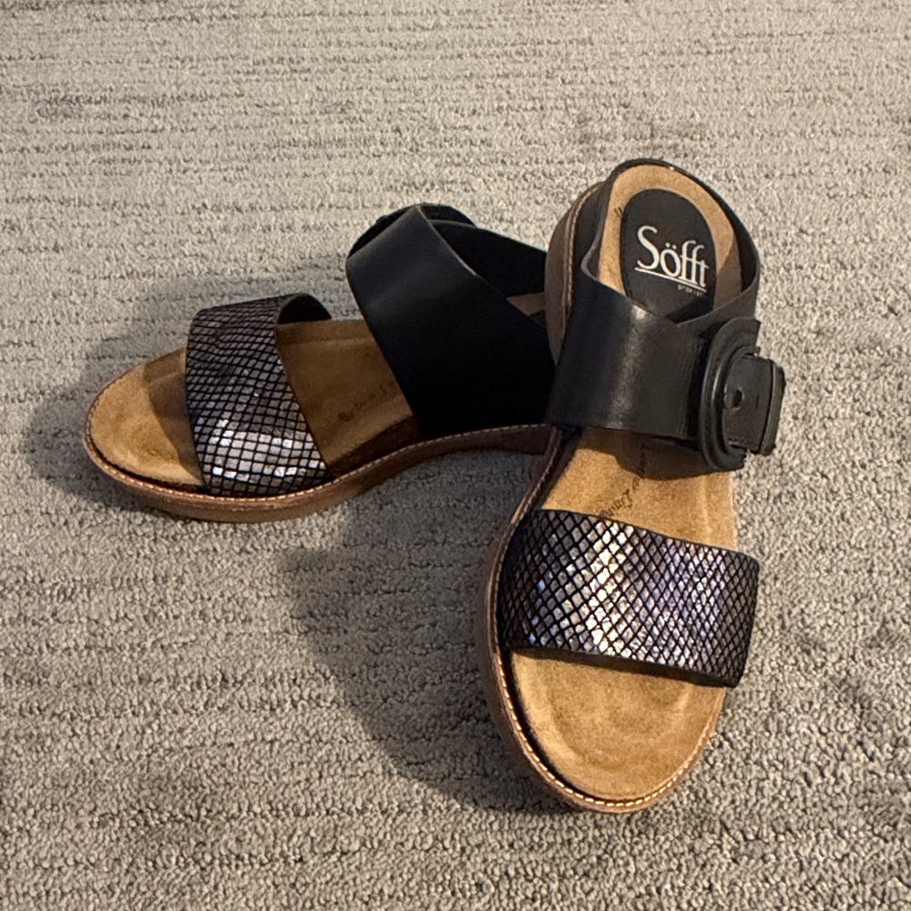 Sofft Braye Black Sandals with Textured Straps